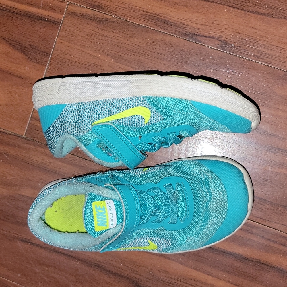Girls nikes